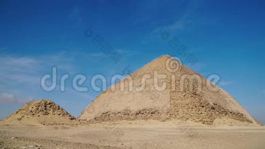Bent<strong>金字塔</strong>是一座<strong>古埃及金字塔</strong>，位于大舒尔皇家墓地，位于C区以南约40公里处
